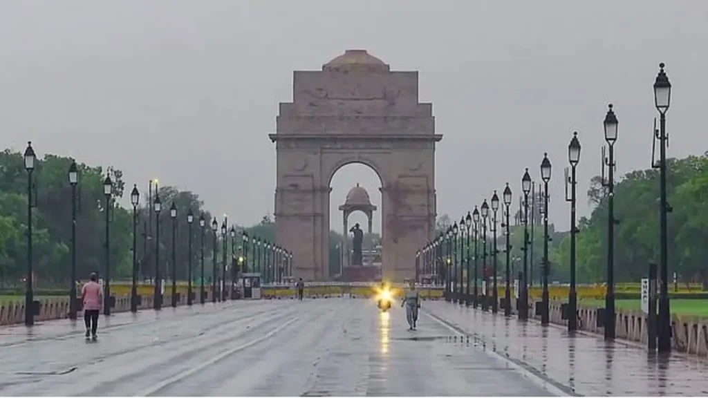Delhi Weather Update: भारी बारिश और तेज़ हवाओं का अलर्ट जारी