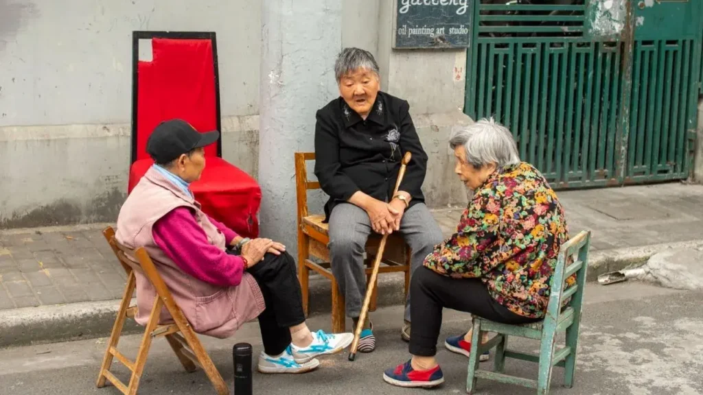 Beijing 2035 तक बनेगा 'सुपर-एज्ड' शहर: हर तीसरा निवासी 60+ होगा, जानिए वजह और असर