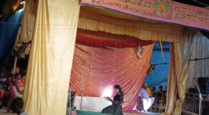 Mainpuri: रामलीला मंच पर फिल्मी गानों पर डांस, वीडियो वायरल